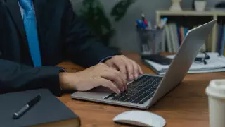 Политолог жестко высказался об инфобизнесменах и их курсах в Казахстане