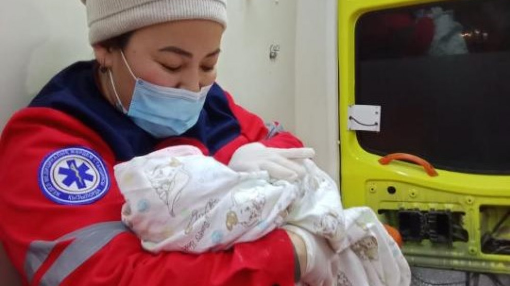 Из-за бурана медики приняли роды на трассе в Кызылординской области