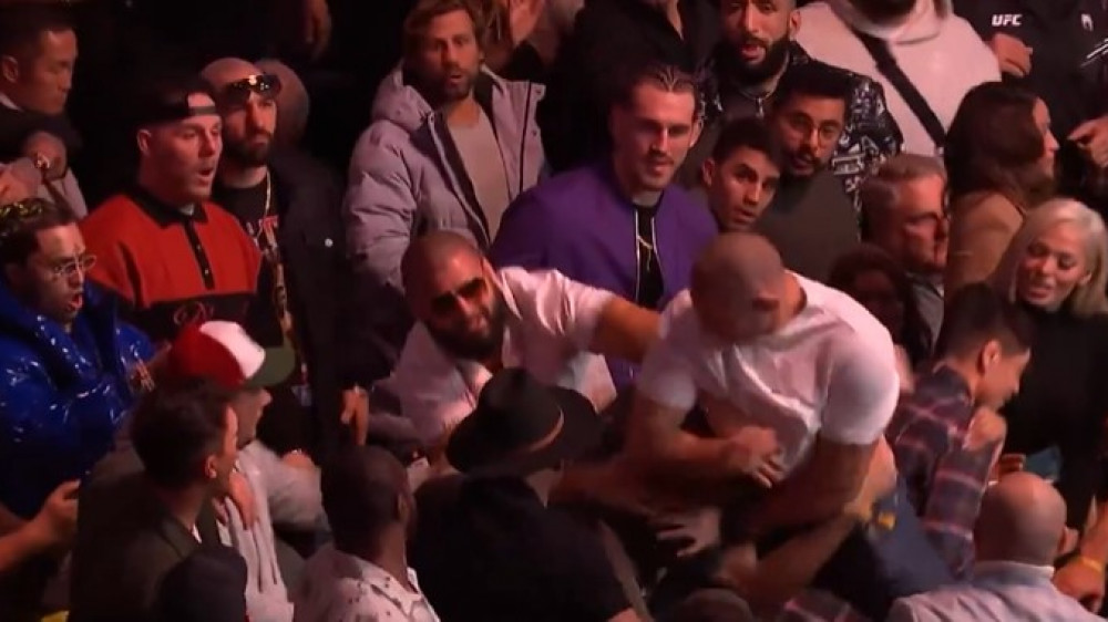 Топ-бойцы UFC подрались во время турнира с Шавкатом Рахмоновым