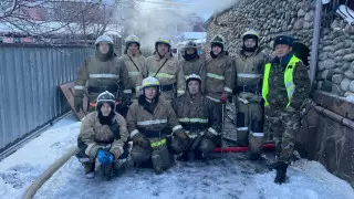 Как спасали пожилого алматинца из горящей квартиры: видео