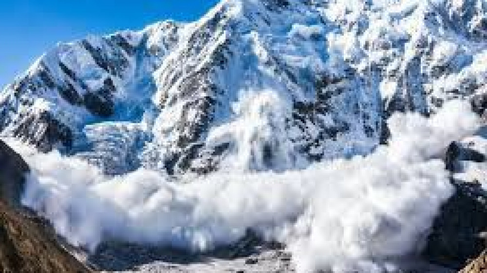 Снежные лавины спустили в горах Алматинской области