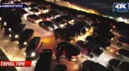 Водители в Усть-Каменогорске выстроили елку из своих авто