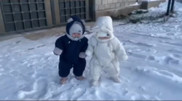 Реакция малышей на первый снег: двойняшки стали звездами Казнета