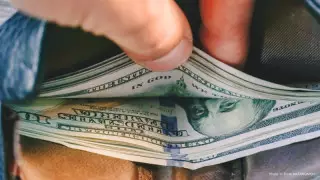 Сколько стоят доллар, евро и рубль в обменниках 21 декабря