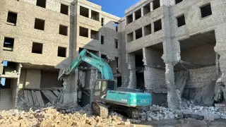 Жилой комплекс с уже проданными квартирами сносят в Актау