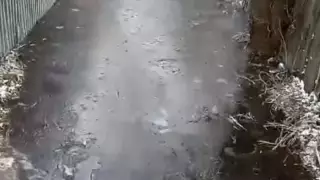 "Жағымсыз иіс шаршатты": Көкшетауда ондаған үйдің кәрізі ағып, жертөлесі суға толды