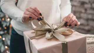 Подарок в праздничной упаковке: можно ли провозить в ручной клади