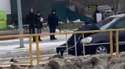 Водитель сбил полицейского и протащил его на капоте авто