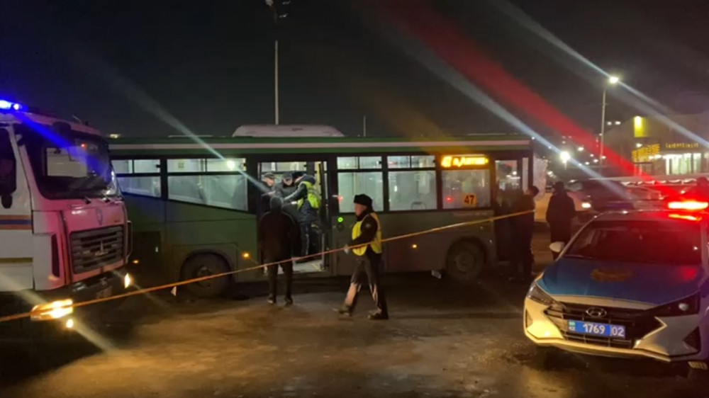 ДТП с автобусом в Алматы: в сети появилось фото мужчины, ударившего водителя