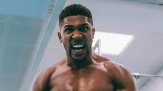 Тренер спас боксера от нокаута в поединке с экс-чемпионом мира