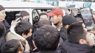 Ажиотаж в аэропорту: Шавкат Рахмонов упрекнул фанатов в Алматы