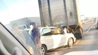 Прицеп от фуры протаранил 2 авто в Алматы