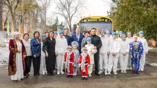 Глава Алматинской области от имени Президента подарил 200 детям по 100 тысяч тенге