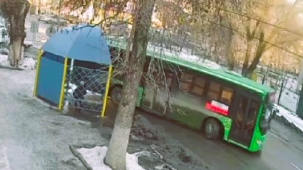 В Талгаре пьяный мужчина угнал автобус и совершил ДТП