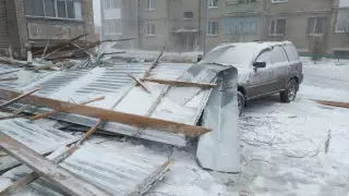 Буран срывает крыши и рвет электропровода в Костанайской области