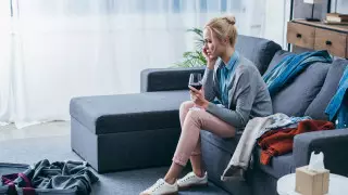 Стоит ли пить алкоголь, если в новогоднюю ночь грустно и одиноко - ответ психолога