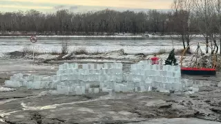 Павлодарда 53 миллион теңге жұмсалған мұз қалашық еріп жатыр