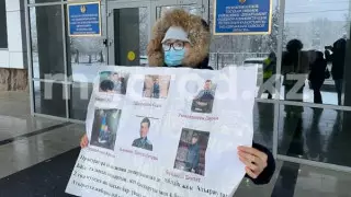 Казахстанка с четырьмя детьми и незрячим мужем осталась на улице