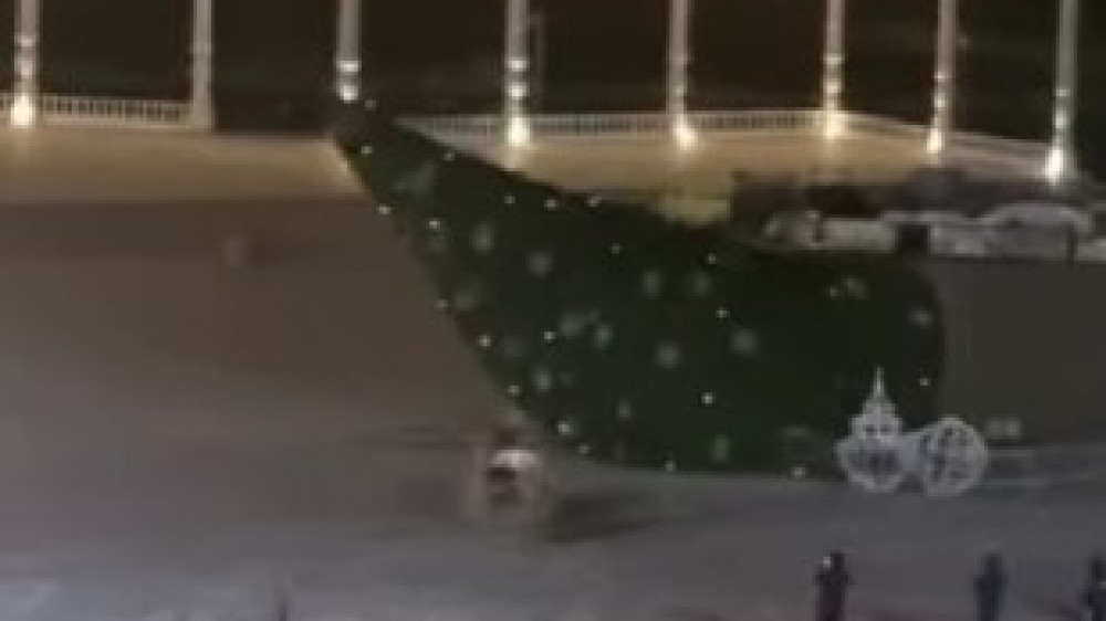 Главную новогоднюю елку в Актау снесло ветром