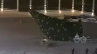 Главную новогоднюю елку в Актау снесло ветром
