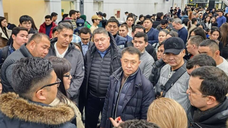 Министр транспорта Марат Карабаев встретился с пассажирами задержанных рейсов. Фото пресс-службы Министерства транспорта