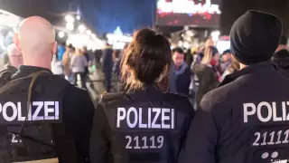 Десятки раненых полицейских, сотни задержаний: полиция Берлина встретила Новый год в спокойной обстановке