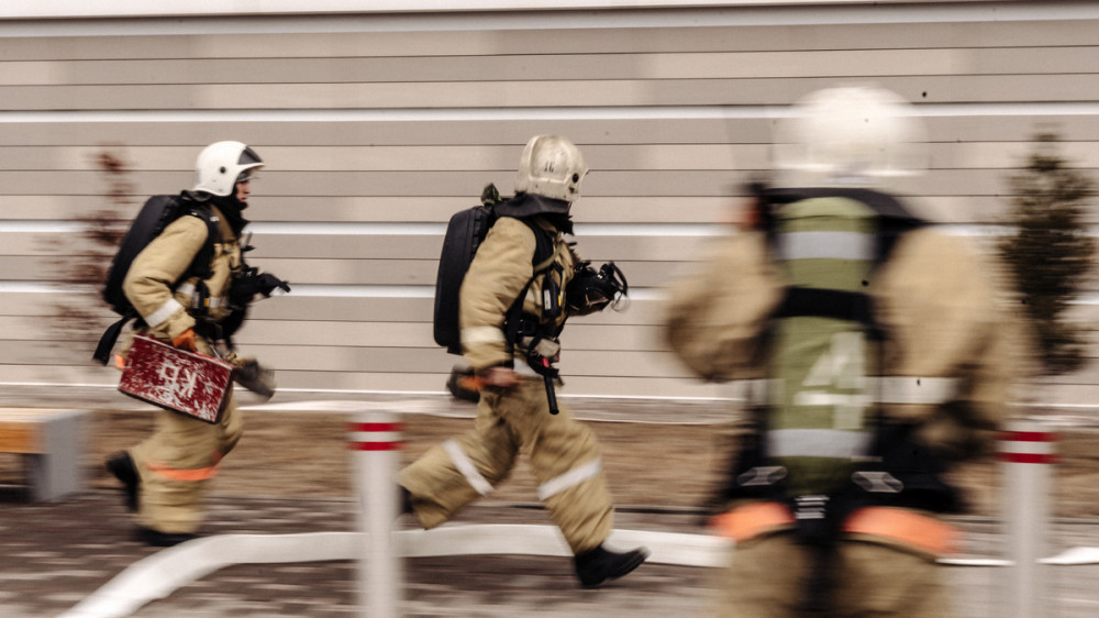 Полсотни пожарных выехали на вызов в многоэтажку в Павлодаре