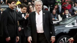 Сын Алена Делона обвинил сестру в сокрытии правды об отце