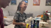 Родители устроили детям-подросткам квест с подарками и развеселили соцсети