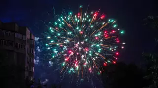 "Ең қымбаты 100 мың теңгеге дейін барады" - жаңа жыл қарсаңында отшашу сатып, табыс тапқан кәсіпкер