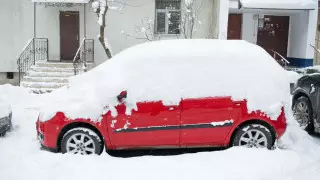 Как быстро очистить машину от снега, показал блогер