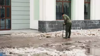 "Посмотрите, что я таскаю за 20 тысяч": у дворника накипело в душе