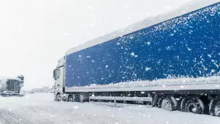 Ограничено движение автотранспорта на двух участках дорог в двух областях