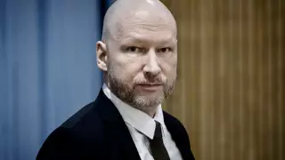 Убивший 77 человек Брейвик пожаловался на "бесчеловечное обращение" в комфортабельной камере