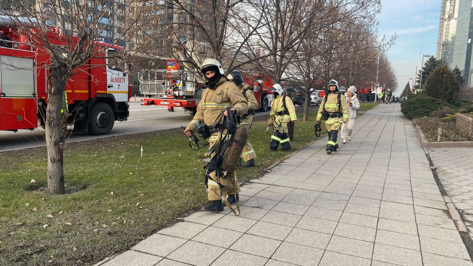 Возгорание в ”Нурлы Тау” в Алматы: на месте скопились пожарные: 09 января  2024 16:18 - новости на Tengrinews.kz