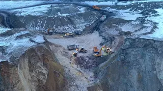 Автобус с людьми ушел под землю: спасателей спустят на дно воронки