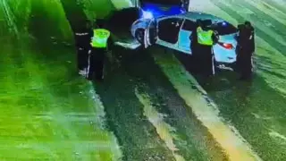 Таксист намеренно столкнулся с автомобилем полиции, чтобы попросить о помощи в Рудном