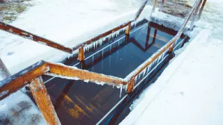 Безопасное купание в проруби: инструкция от спасателей