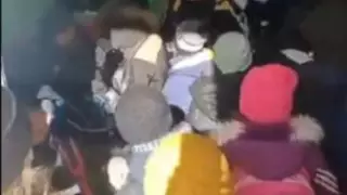 Давку и столпотворение детей на входе в школу в Актау сняли на видео