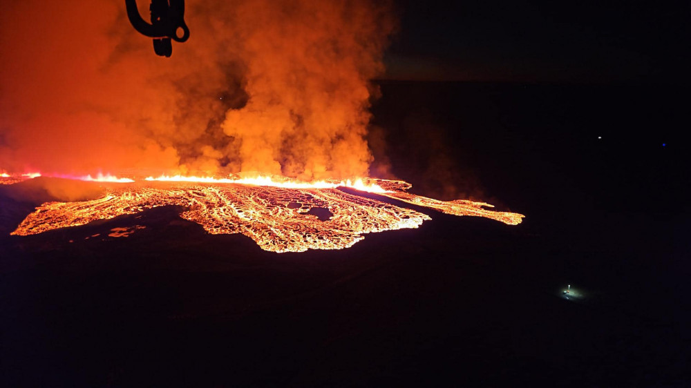 Мощное извержение вулкана в Исландии: лава подбирается к населенным пунктам