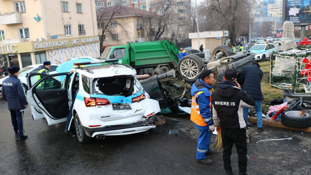 Патрульную машину расплющило: полицейские пострадали в ДТП в Алматы