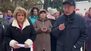 "Мы его выбрали и мы будем решать". Жители села близ Алматы встали на защиту своего акима