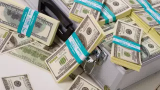 Пассажир со 160 000 долларов был задержан в аэропорту Астаны