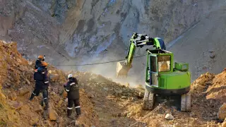 12-й день поисков: найдена деталь ушедшего под землю автобуса