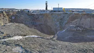 Автобус ушел под землю: появилось фото найденных вещей погибших