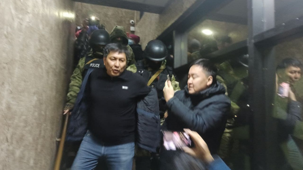 Задержания и обыски: сотрудников четырех СМИ Кыргызстана доставили на допрос