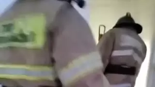 Казахстанец провалился в уличный туалет, пытаясь достать смартфон