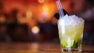 Почему опасно мешать алкоголь с газировкой