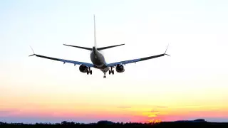 Самолет ударился хвостом о землю при посадке