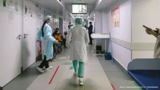 Пять человек получили ожоги гортани после травли тараканов в многоэтажке Уральска